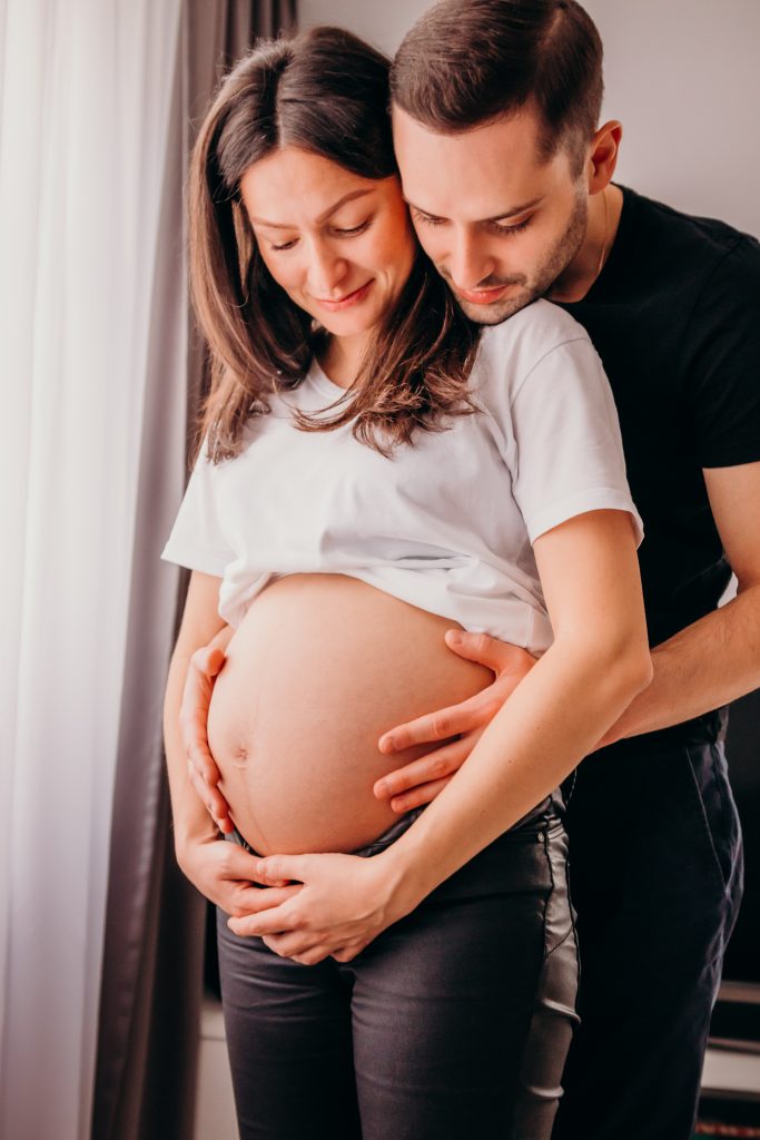 kobieta w ciąży, kobieta w białej koszulce, mężczyzna w czarnej koszulce