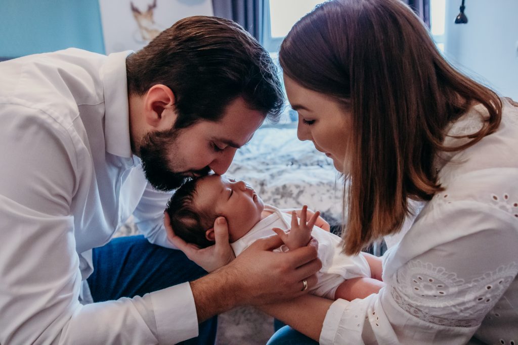 noworodek, mężczyzna w białej koszuli, mężczyzna z brodą, kobieta w białej bluzce